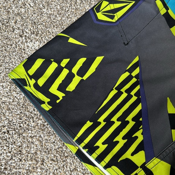 Volcom Men’s Size 31 swim suit - Picture 4 of 6